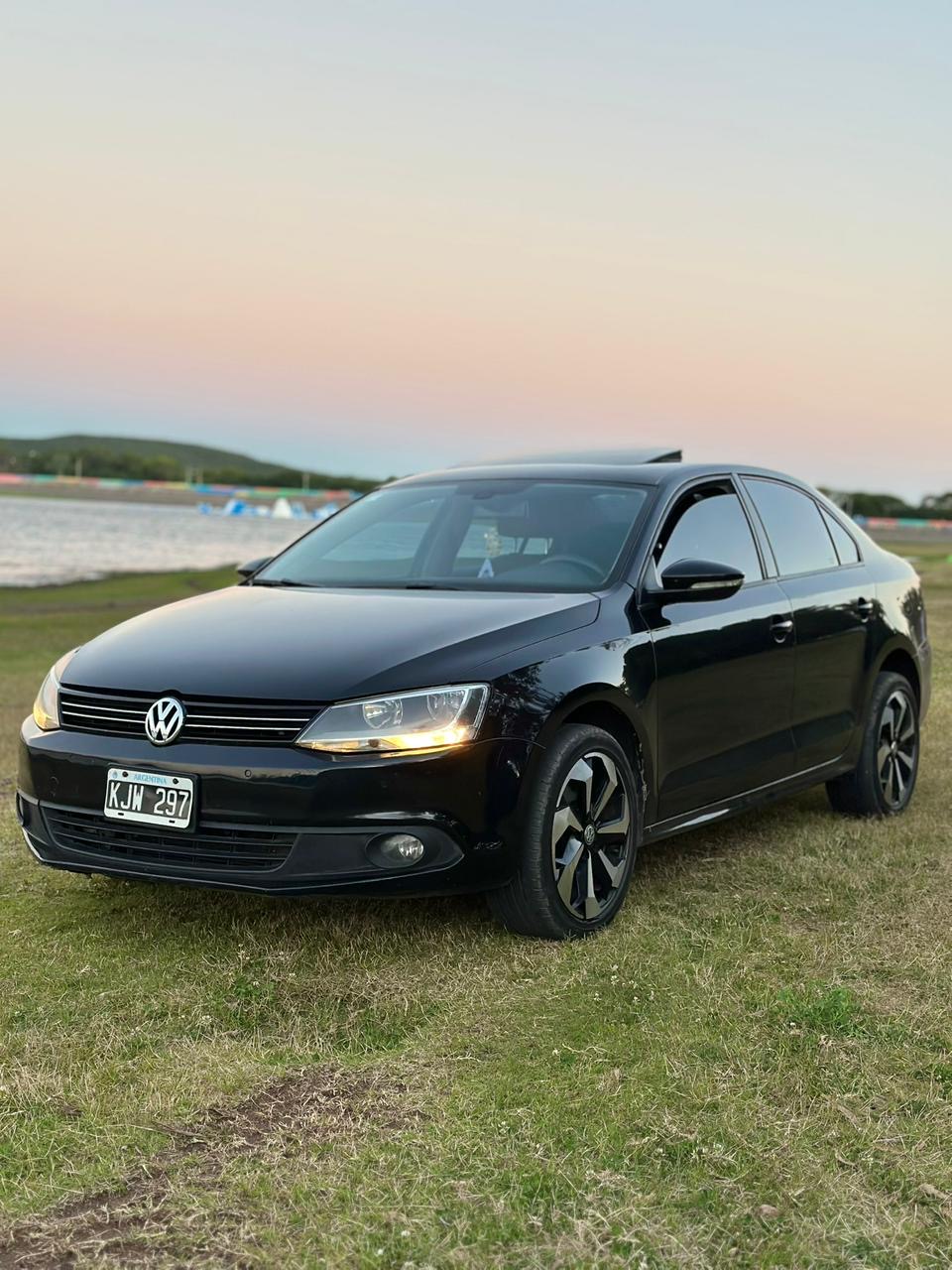 Volkswagen Vento negro, vista delantera